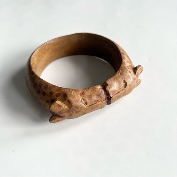 Hand Carvedβ Wooden Bangle Bracelet Kissing Cheetahs African Safari Boho Artsy - Picture 9 of 9